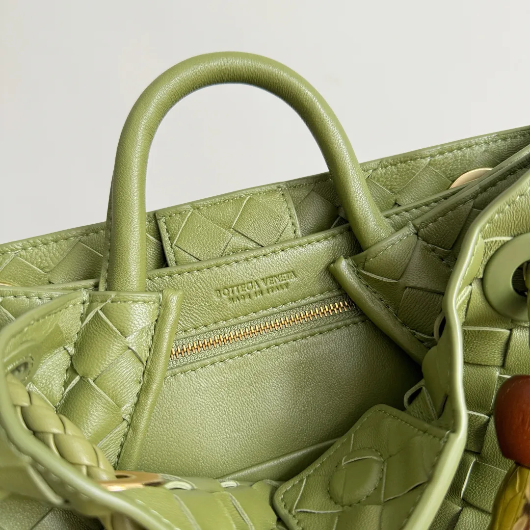 The new Andiamo batch of 3060 BV is shipped‼ ️The classic intercciato weaving process is used to create a soft bag, the metal knot is made of micro-cast aluminum using jewelry technology🪢, and the decorative beads are made of metal and hand-polished oak, allowing you to jump repeatedly between elegance and fun💃, making it unpredictable. Classic and versatile, it shows off your temperament, and the bag has a large capacity, making it very convenient for daily commuting! It has a variety of carrying methods, the shoulder straps can be adjusted by yourself, the original lambskin feels soft and delicate, and the unisex style breaks gender boundaries and brings a more practical and long-lasting use experience. The Andiamo, which has both elegant and casual styles, perfectly interprets the "fashionable old money style". Style number: 743568+wood hardware Color: Matcha green Size: 25*22*10.5cm